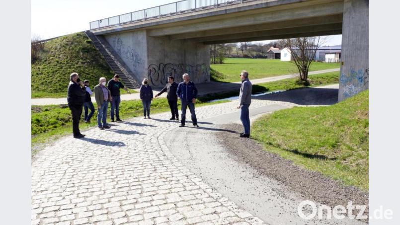 Nicht zu übersehen sind die Fahrspuren über die Bankette bei der Brückendurchfahrt der Staatsstraße 2177. Bis auf die gegenüberliegende Fahrbahnseite wird das Befestigungsmaterial des Bankettes geworfen. Bild: bkr