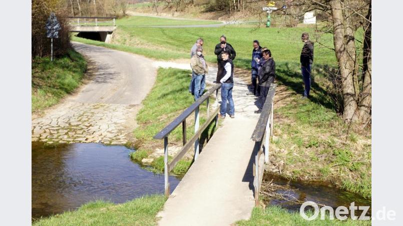Trichter beidseits des Geländers regte der Bauausschuss an. Damit werden die Sicherheit und die Standfestigkeit des Geländers erhöht. Abgeflacht und angepasst wird die Zufahrt von der Bauhofseite. Bild: bkr