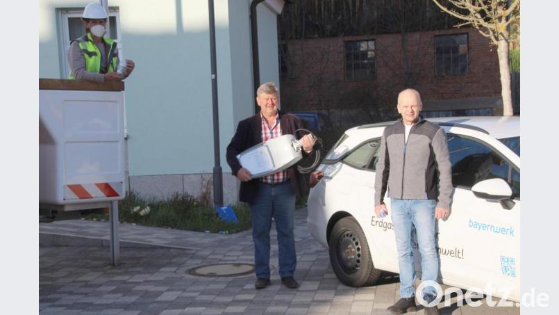 Informationen durch Bürgermeister Martin Schregelmann (Mitte), Gerhard Schmerber vom Bayernwerk (rechts) und Dienstleister Kurt Schwarzbach (mit einer LED für die Pilzleuchten) Bild: fsb