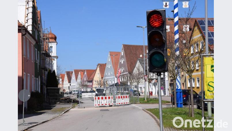 Die Staatsstraße in Hohenburg ist an der Brandstelle am Marktplatz seit Freitag wieder halbseitig befahrbar. Die Bauhofmitarbeiter haben die Straßensperre rückgebaut und eine Ampel aufgestellt. Bild: bö