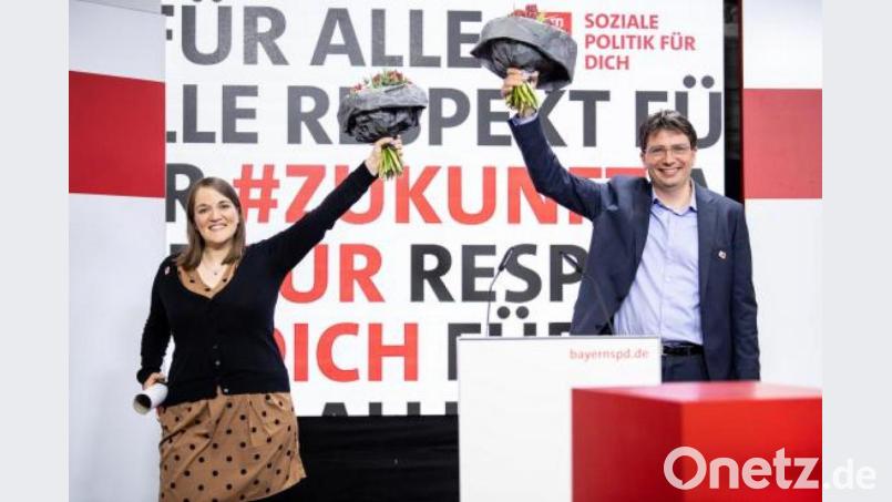 Ronja Endres, neu gewählte Landesvorsitzende der Bayern-SPD (l), und Florian von Brunn, neu gewählter Landesvorsitzender der Bayern-SPD, jubeln nach der Wahl von Endres und von Brunn als Doppelspitze für den Landesvorsitz auf einem digitalen Landesparteitag der Bayern-SPD in der SPD-Landesgeschäftsstelle mit Blumensträußen in den Händen. Bild: Matthias Balk