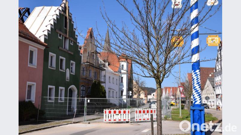 Die Staatsstraße in Hohenburg ist an der Brandstelle am Marktplatz seit Freitag wieder halbseitig befahrbar. Die Bauhofmitarbeiter haben die Straßensperre rückgebaut und eine Ampel aufgestellt. Bild: bö