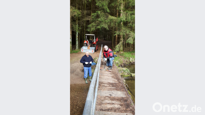 Wegewart Hans Reintsch und OWV-Mitglied Hans Beer (von links) bei den Ausbesserungsarbiten des Stegs über den Leraubach Bild: sl
