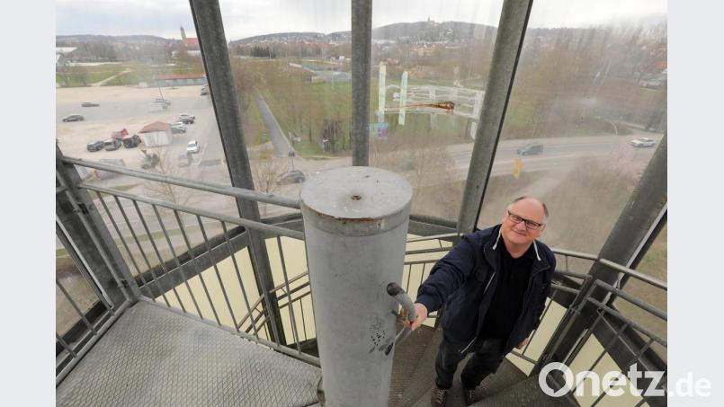 Wilhelm Koch und sein Vesunaturm. Vor 25 Jahren hat der Künstler das Bauwerk komplett mit Spenden gebaut und der Stadt Amberg geschenkt. Heute ärgert er sich ein wenig, weil der Turm so heruntergekommen ist. Bild: Wolfgang Steinbacher