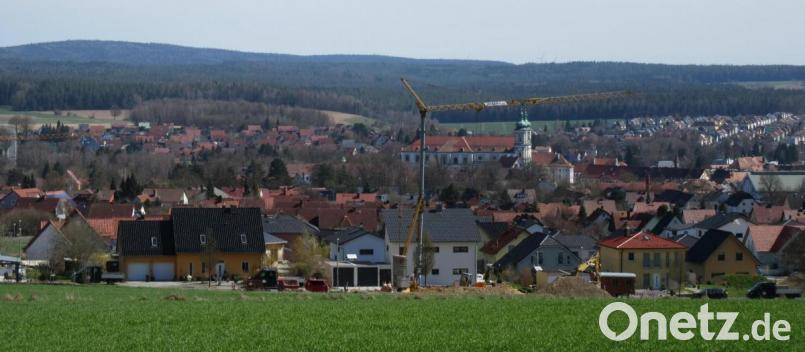 Der Blick vom Rand des Kapplwalds oberhalb des Neubaugebiets &quot;Zieglerrang&quot; über Waldsassen. Mittelfristig sollen auf der noch unbebauten Fläche im Vordergrund weitere Baugrundstücke ausgewiesen werden. Bild: kgg