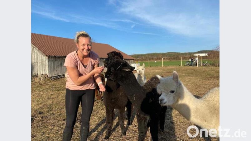 Ramona Völkl-Simbeck aus Nabburg hat sich der tiergestützten Therapie mit Alpakas verschrieben. Bild: Völkl