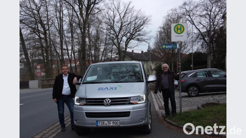 Peter Zimmert (rechts) übergibt das Steuer der ÖPNV-Planung im Landkreis an seinen Nachfolger Jürgen Kreuzer. Bild: as