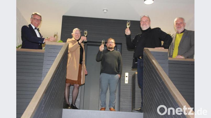 Mit einem Glas Sekt wurde auf den Erfolg beim Deutschen Städtebaupreis 2020 angestoßen, von links Bürgermeister Franz Stahl, Gisela Fanck-Reiter, Projektleiter Falk Leopold, Peter Brückner und August Trißl. Bild: kro