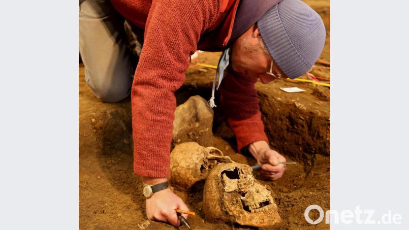 Archäologe Mathias Hensch grub in knapp zwei Jahren unzählige Fundstücke auf dem Bürgerspitalareal aus. Nun müssen diese, die in 161 Kisten gelagert sind, umgelagert werden. Bild: Zoltan Botha