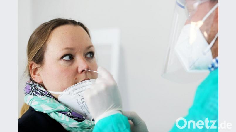 Für Schnelltest brauchen Apotheker eigene Räume, die oft nicht vorhanden sind. Das Personal. das den Nasenabstrich vornimmt, muss Schutzkleidung tragen. Symbolbild: Oliver Berg/dpa