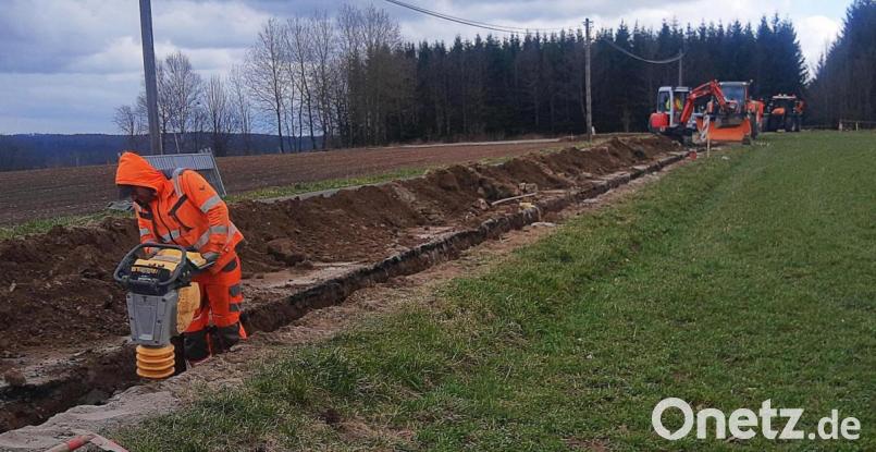 Im Schneebergweg wird im Zuge der Baumaßnahme am Kreuzweg in Eigenregie das Kabel für zwei Lampen verlegt. Bild: ld