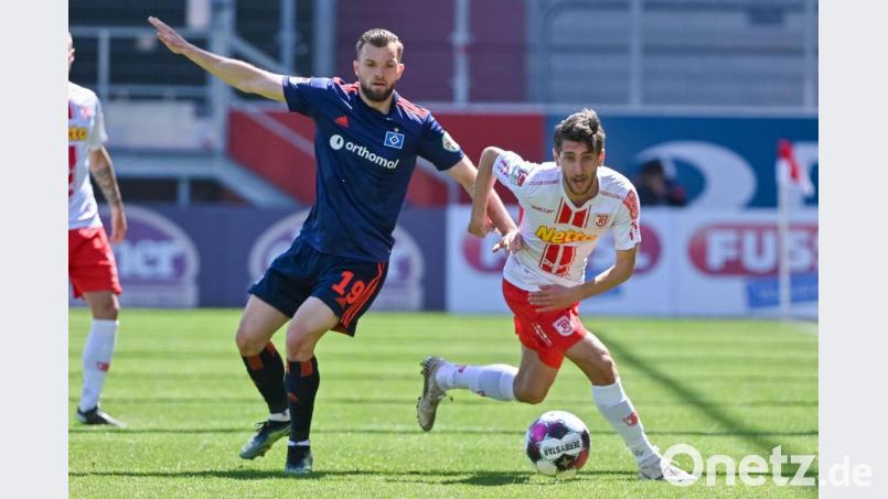 In dieser Szene entwischt Regensburgs Charalambos Makridis (rechts) seinem Gegenspieler Manuel Wintzheimer vom HSV. Das Nord-Süd-Duell in der 2. Liga endete am Sonntag leistungsgerecht 1:1. Bild: Armin Weigel/dpa