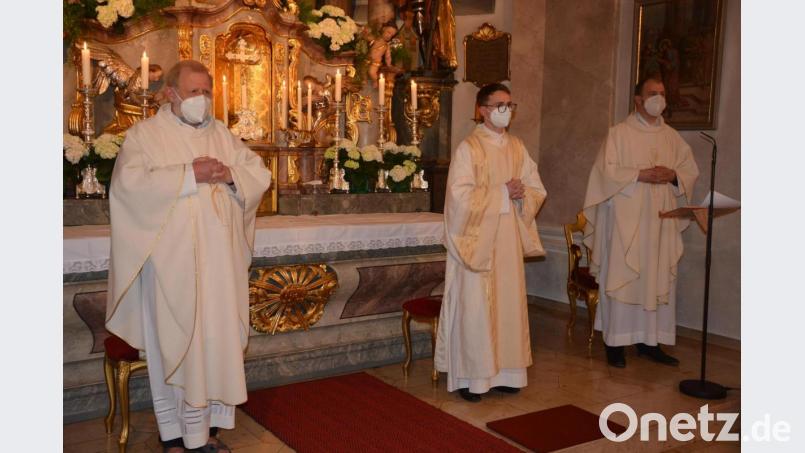 Hauptzelebrant und Prediger Gerhard Pöpperl (rechts), Ortsseelsorger Pater Benedikt Leitmayr (links) und Diakon Bastian Neumann (Mitte) standen beim Resl-Gebetstag am Altar. Bild: jr