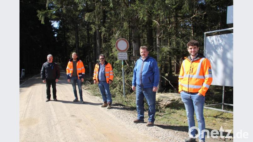 Offizielle Freigabe der Not-Umgehung durch (von rechts) Armin Ebnet (Stadt Schönsee), Bürgermeister Reinhard Kreuzer, Manfred Dirscherl (Staatliches Bauamt), Matthias Vogl (Firma Seebauer) und Mitinitiator Josef Fleißer. Bild: frd