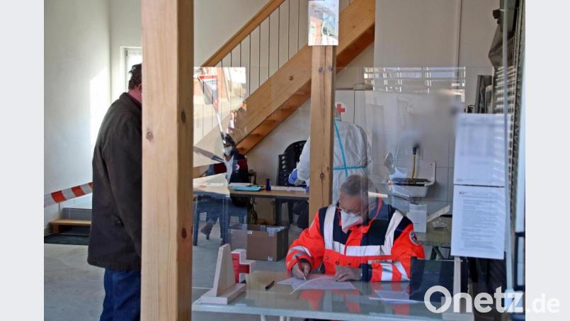 Und auch in Thrundorf waren die Ehrenamtlichen am ersten Tag im BRK Haus aktiv Bild: jma