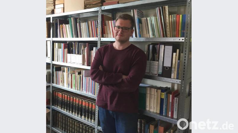 Oft wird Felix Engel nicht mehr vor diesen Regalen stehen. Das nicht, weil das Archiv schon umzieht, sondern er, von der Oberpfalz in die Altmark. Bild: ihl