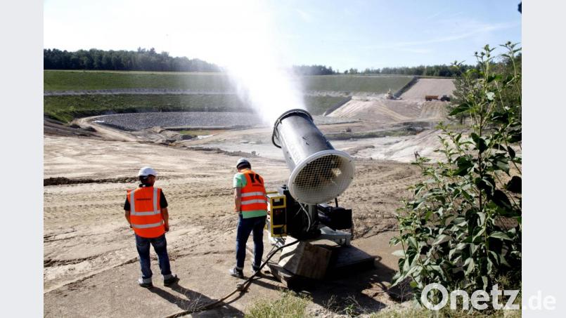 Die Uniper Kraftwerk GmbH rekultiviert derzeit die Deponie &quot;Westfeld&quot; zwischen Wackersdorf und Steinberg am See und errichtet auf dem 80 Hektar großen Gelände eine passiv-biologische Anlage zur Aufbereitung des Sickerwassers. Mit einer Schneekanone wird Staubentwicklung während der Bauphase vermieden. Bild: Hirsch