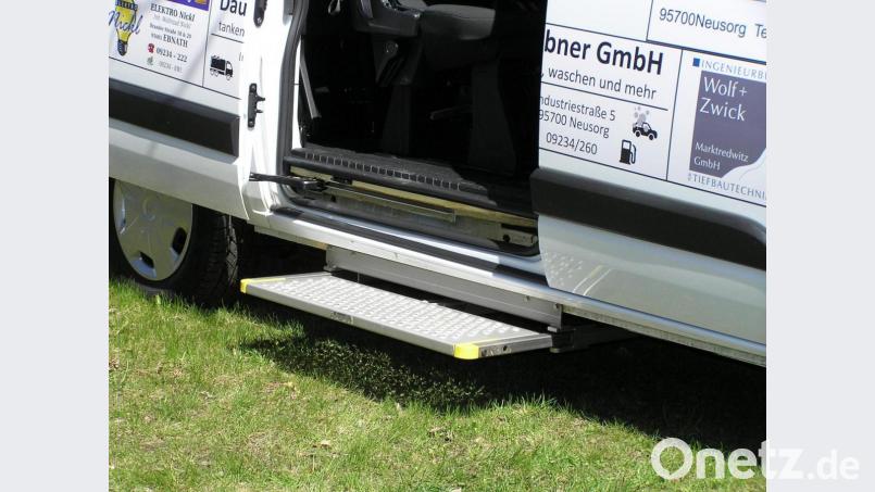 Eine Erleichterung für die Benutzer des Senioreneinkaufdienstes bietet die eigens beschaffte Einstiegshilfe des neuen Citybusses. Bild: öt