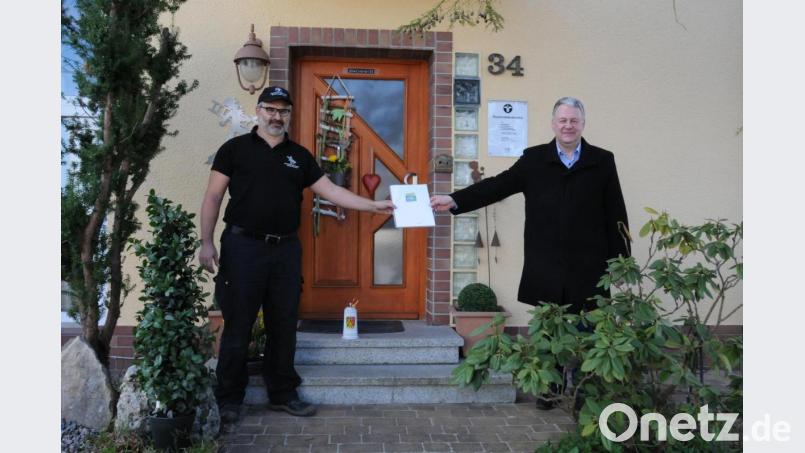 Bezirksschornsteinfeger Josef Schmidt aus Kümmersbruck setzt sich für die Umwelt ein. Dafür gab es vom bayerischen Umweltministerium nun die Auszeichnung „Umwelt- und Klimapakt Bayern“, die Landrat Richard Reisinger überreichte. Bild: Christine Hollederer