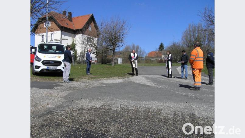 Pfarrer Josef Waleszczuk (Dritter von links), Pfarrerin Cornelia Kraft und Vikar Klaus Tillmann segneten im Beisein von Helmut Koller (von links), Bürgermeister Peter König, Bauhofleiter Richard König und Albert Hofmann von der VG-Verwaltung den neuen Citybus der Gemeinde Neusorg. Bild: öt
