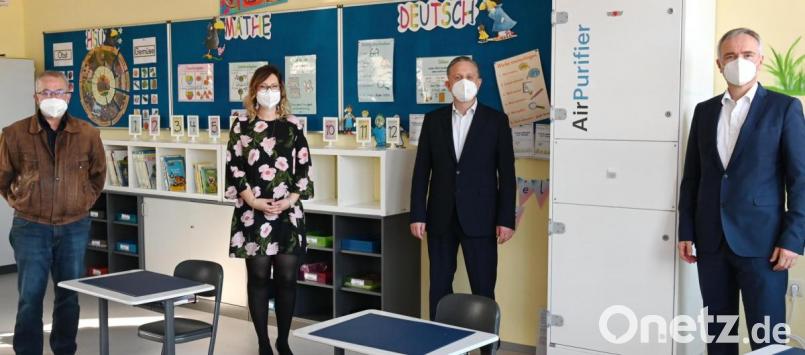 Nahezu lautlos laufen die neuen Luftreinigungsgeräte. Wenn achtmal pro Stunde die gesamte Luft eines Klassenzimmers durchgefiltert wird, sei höchstmöglicher Schutz für die Schulkinder gewährleistet, ist sie sich sicher (von links): Verwaltungsleiter Hartmut Gawlik von der Gemeindeverwaltung, Schulleiterin Janina Schmidt, Bürgermeister Hermann Böhm und Landtagsabgeordneter Harald Schwartz. Bild: gf