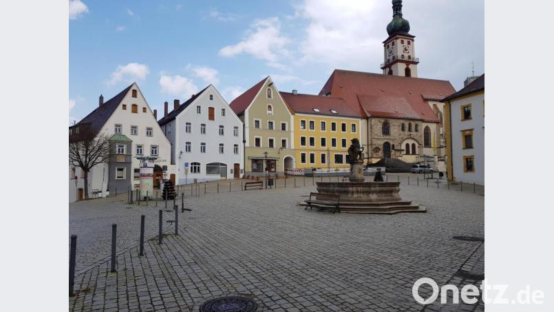 Noch herrscht am Luitpoldplatz gähnende Leere. Doch wenn die Außengastronomie wieder öffnet, ist der Platz prädestiniert für als Bewirtungsfläche nicht nur für das Café Stadtgespräch - sondern vielleicht auch als erweiterter Biergarten für den Bayerischen Hof. Bild: Tobias Gräf