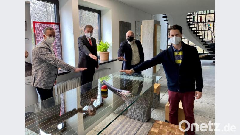 &quot;Startschuss&quot; für eine 1000-Megabit-Leitung an der Staatlichen Fachschule für Steintechnik und Gestaltung: Von links Marco Krasser (Geschäftsführer SWW), Landrat Peter Berek, Außenstellenleiter Jürgen Wunderlich, Michael Hermann (Projektleiter SWW). Bild: Landratsamt Wunsiedel/exb