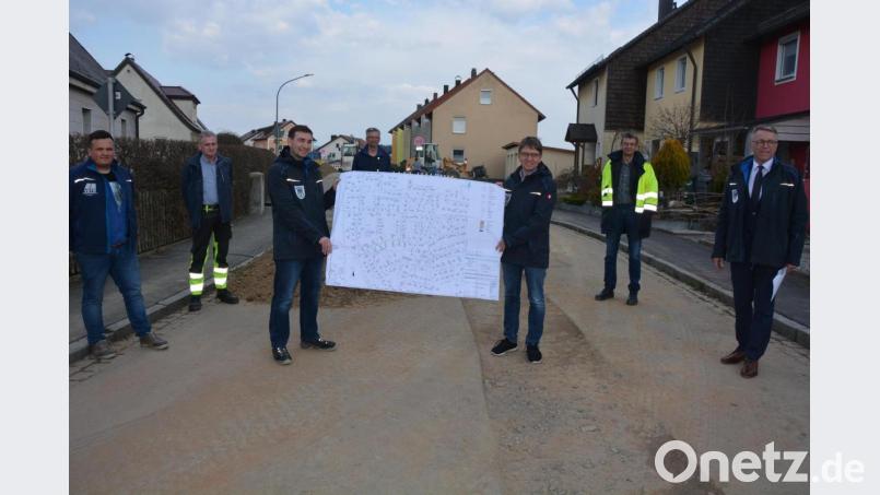 Beim Ortstermin mit dabei waren (von links) Dominique Gabler (Bauleiter der Firma VSTR aus Rodewisch), Wassermeister Hermann Birkner, Josef Köstler (Bauamt), Reinhard Renner (Ingenieurbüro Miller), Stadtbaumeister Andreas Ockl, Thomas Kraus (Leiter Stadtwerke) und Bürgermeister Franz Stahl. Bild: jr