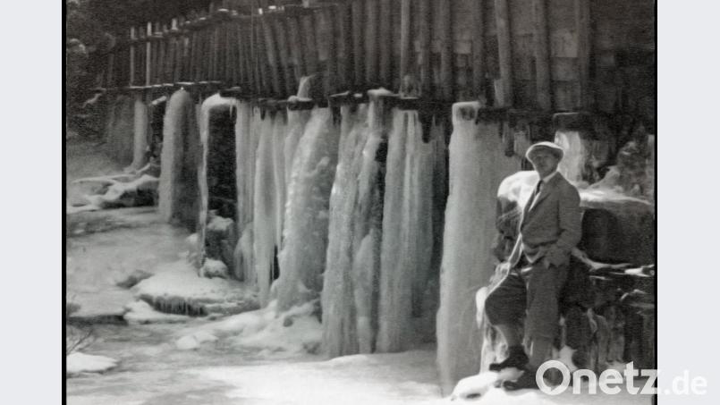 Heimatforscher Josef Wiche hat in seinem Archiv ein Foto von einem eisigen Winter nach dem Ersten Weltkrieg. Der Mann auf dem Bild ist ein Unbekannter. Es zeigt einen Wasserbau, der die Fichtelnaab überquert. Das Wasser des Flusses war tiefgefroren. Archivbild: Josef Wiche