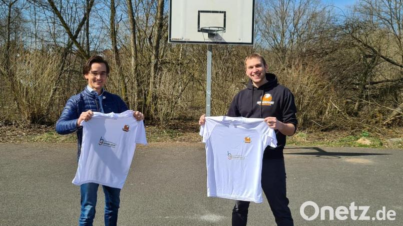 Mit dem Parcours wollen Sponsor Benedikt Grimm (links) und Organisator Stefan Merkl die Kinder auch während der Corona-Pandemie zum Basketballspielen animieren. Bild: DJK Neustadt/exb