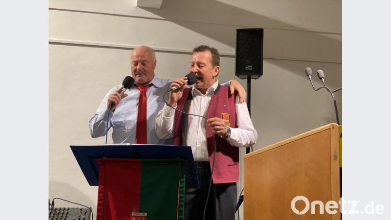 Heiner Nachtmann (links) singt mit einem See-Weidener. Den Weidener Partenrscghaftsmarsch hat der Brauer jetzt auf CD gebracht. Archivbild: Wilck