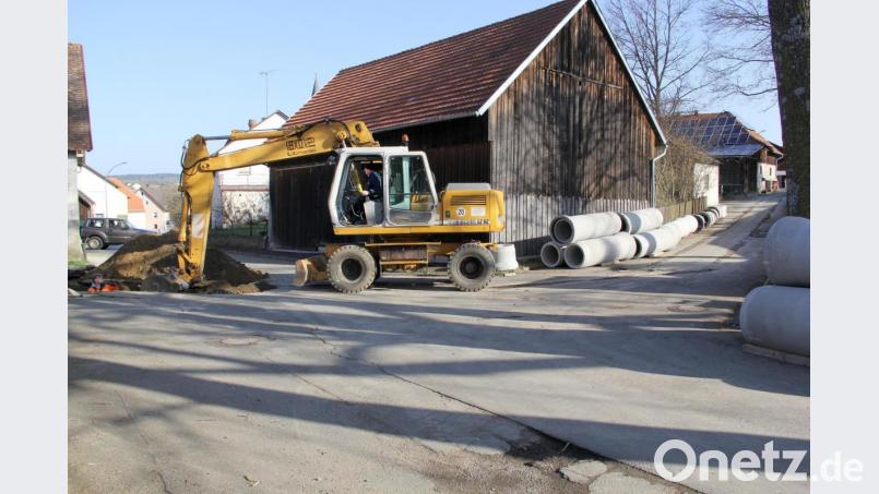 Die Rohre für das Niederschlagswasser geben die Richtung vor. Die Leitung (DN 600) führt von hier aus in Richtung Staatsstraße und nach deren Überquerung in die Dietersdorfer Straße. Bild: Josef Böhm