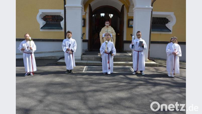 Die Erstkommunikanten Leni Lippert, Luca Schwägerl, Felix Schröder, Lukas Etterer und Jolien Langenbach (von links) mit Pfarrer Robert Ploß vor der Pechbrunner Pfarrkirche. Bild: jr