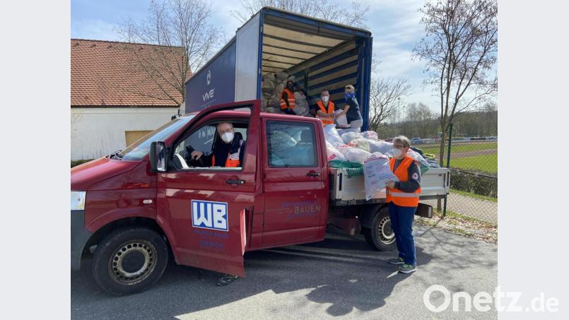 Die mit drei Generationen vertretene Familie Schade (von links): Detlef, Ciara, Michael, Leandro und Iris halfen am vergangenen Samstag bei der Altkleidersammelaktion in Erbendorf und Umgebung. Sie packten die gesammelten Säcke von einem Transporter in einen Lastwagen. Bild: fks