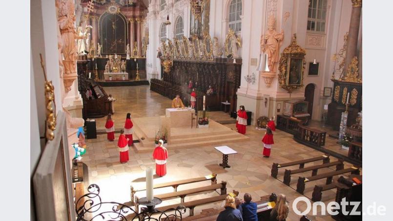 Bei der Ministrantenaufnahme in der Basilika. Bild: Monika Demmer/exb