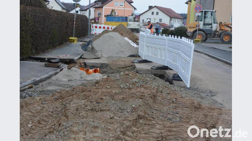 Komplett gesperrt ist derzeit ein Abschnitt der Kleinklenauer Straße. Die Anwohner erhalten eine neue Trinkwasserleitung, einen neuen Kanal und im Anschluss einen neuen Fahrbahnbelag. Bild: jr