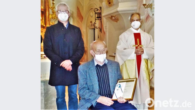 Seine Liebe gilt der Orgelmusik. Mit 85 Jahren und davon 65 auf der Orgelbank wurde Hans Bäumler jetzt mit vielen guten Wünschen und dem Applaus der Kirchenbesucher in den wohlverdienten Ruhestand entlassen. Pfarrer Varghese Puthenchira und Kirchenpfleger Leonhard Steinsdörfer gratulierten dem Jubilar. Bild: jml