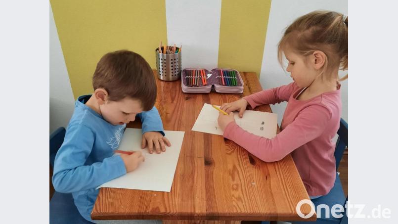 Der Malwettbewerb für die Kinder der Kita St. Konrad stößt bei den Kleinen auf Begeisterung. Voller Eifer malen sie Bilder zum Thema "Kochen und Essen", die das eigene Kochbuch bereichern werden. Das Siegerbild wird die Titelseite zieren Bild: ads