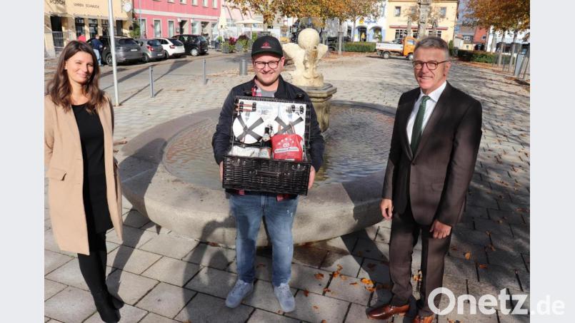 Bürgermeister Franz Stahl, Florian Maschauer und die Leiterin Tourist-Info/MQ Stefanie Süß (von rechts) freuen sich auf eine weitere Fortführung dieses besonderen und coronakonformen Angebots. Das Foto zeigt die drei Initiatoren bei einer Präsentation des Picknick-Kerwls im vergangenen Jahr. Archivbild: Stadt Tirschenreuth/exb