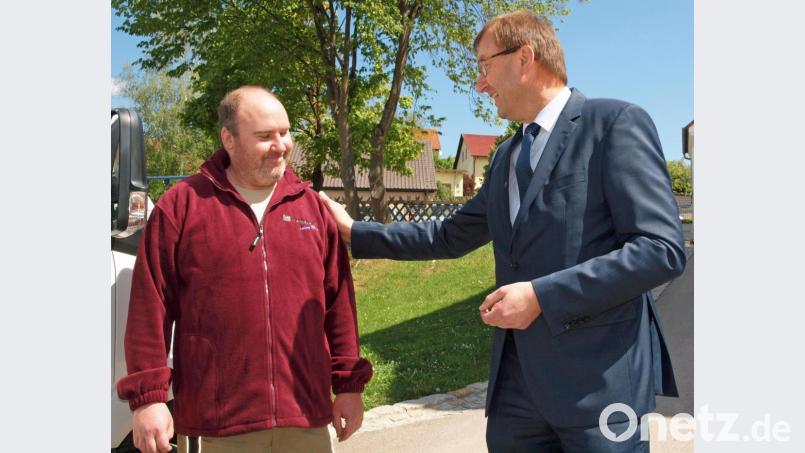Wolfgang Eberl (rechts) vom ZBFS-Inklusionsamt der Region Oberpfalz gratuliert Fahrer Philipp Axnix, dessen Arbeitsplatz über das Inklusionsamt bezuschusst wird. Bild: sön