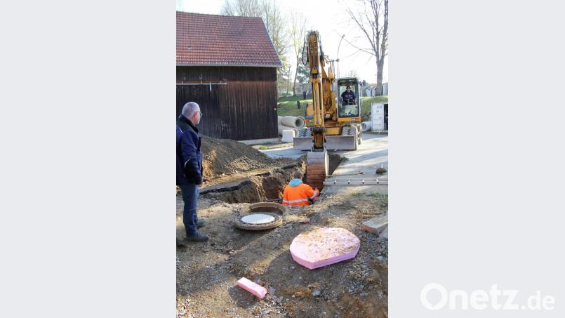 „Spatenstich“ durch die bauausführende Firma Baumer für das Projekt „Sanierung Dietersdorfer Straße“. An diesem Schacht im Kapellenweg werden die Rohre für die Niederschlagswasserbeseitigung angeschlossen. Bild: Josef Böhm