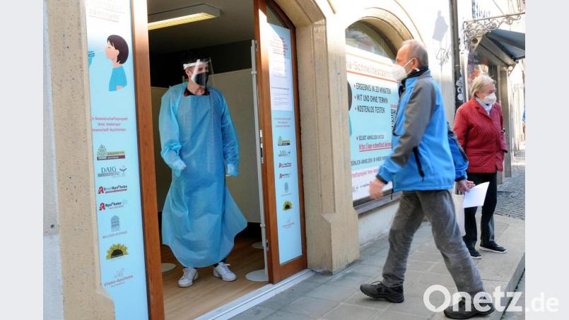 Christa Rösch (rechts) war am Montag die erste Besucherin des neuen Schnelltestzentrums, für das sich sechs Innenstadt-Apotheken zusammentun. Bild: Stephan Huber