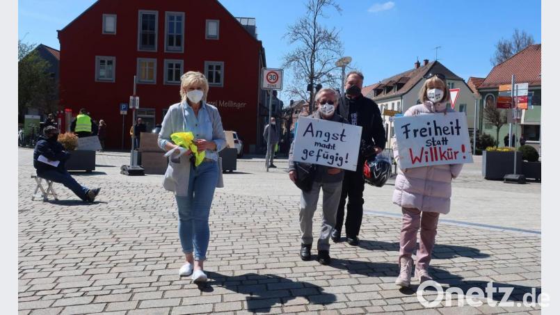 Ingrid Kraus (links) organisierte am Sonntag auf dem Wernberger Marktplatz einen Protest gegen die verschärften Corona-Auflagen. Bild: Hirsch