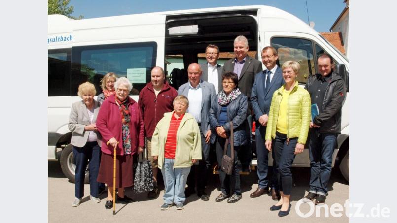 Die anwesenden Stammfahrgäste des Senioren-Shuttles sich mit dem Werkhofleiter, dem Vertreter des ZBFS-Inklusionsamts und den Bürgermeistern. Bild: sön