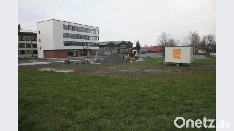 Die große Fläche vor dem Berufsschulzentrum wird ansprechender gestaltet. Das Areal vor dem weißen Neubau, wo während der Sanierung die Ausweichcontainer für die Klassenzimmer standen, soll eingegrünt und mit einem Boulder- und Fitnessbereich aufgewertet werden. Bild: wro