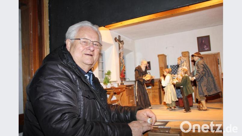 Werner Scheibl freut sich über die gelungene Krippenszene, die eine detailgetreue Nachbildung der Klosterpforte des damaligen St.-Anna-Klosters in Altötting zeigt. Bruder Konrad hat dort 41 Jahre seinen Dienst getan. Bild: ads
