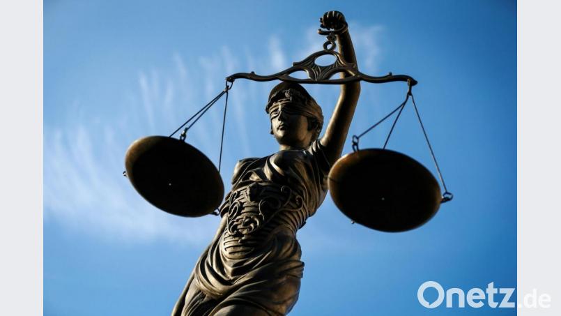 Eine Statue der Justitia hält eine Waage in ihrer Hand. Symbolbild: David-Wolfgang Ebener/dpa