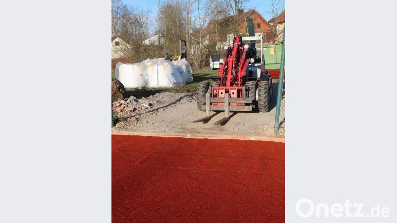 Der Allwetterbelag der Marke &quot;RedCourt&quot; ist ganzjährige bespielbar und gleicht in seinen Eigenschaften einem Sandplatz. Bild: Hirsch