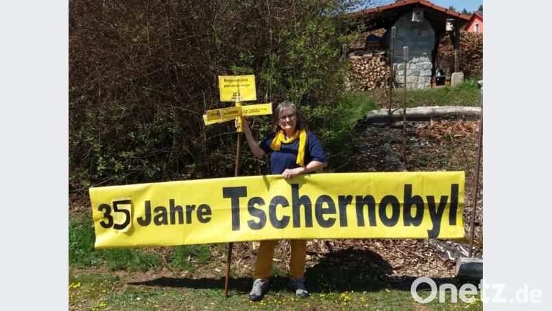 Corona macht eine öffentliche Kundgebung schwierig. An den Atom-Unfall vor 35 Jahren erinnert Hilde Lindner-Hausner. Bild: uz
