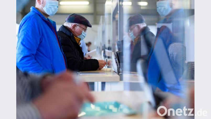 Impfberechtigte im Eingangsbereich eines Impfzentrums. Symbolbild: Christopher Neundorf/dpa